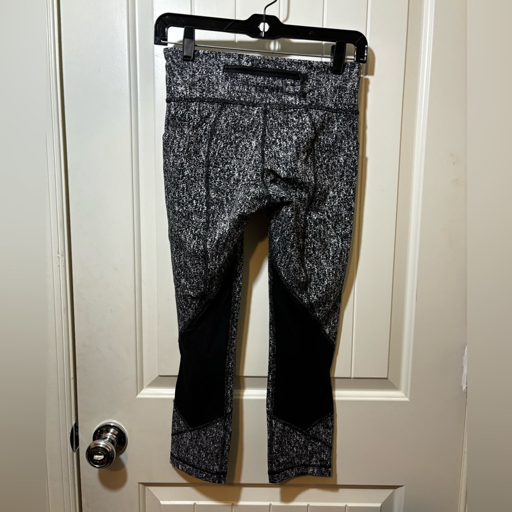 LULULEMON Cropped Leggings Size 4 Black White Pattern EUC D2 - Picture 3 of 5